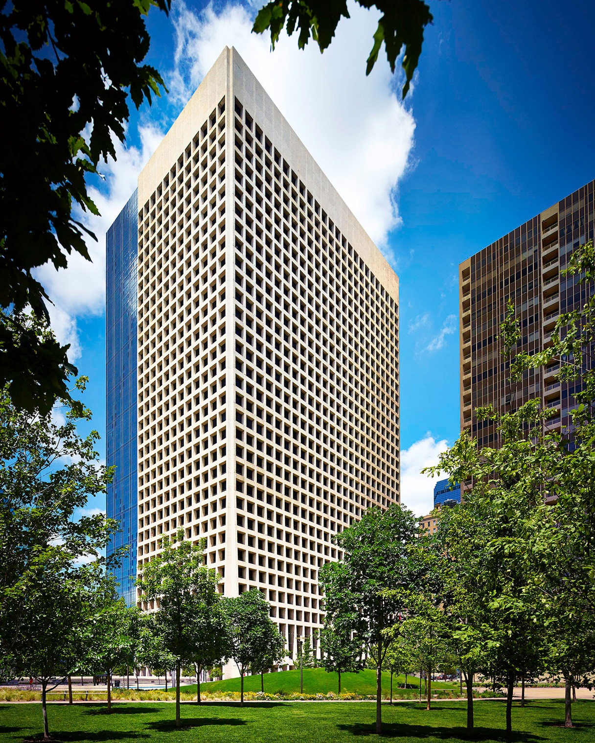 Stream Realty Partners Assigned Leasing and Management of Iconic 870,000 SF  Gold-Clad Towers in Dallas