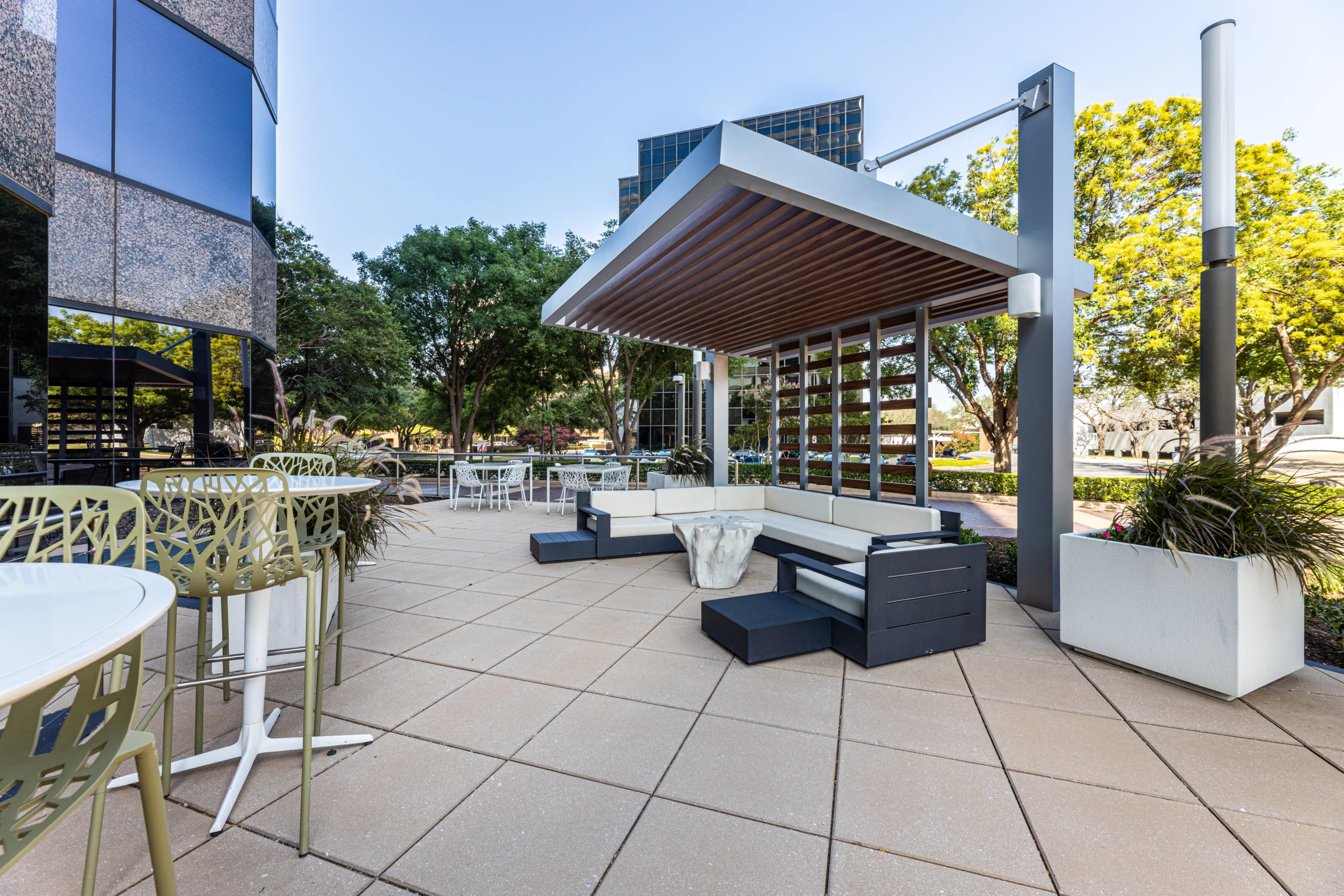 Outdoor seating at Pinnacle Tower (Photo courtesy of Square Foot Photography, which gives Stream Realty Partners the right to use and distribute for editorial purposes now and in the future.) 